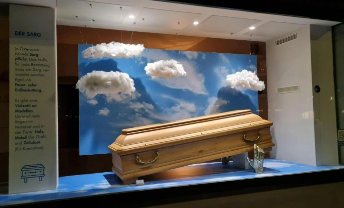 Schaufenster Bestattung Himmelblau